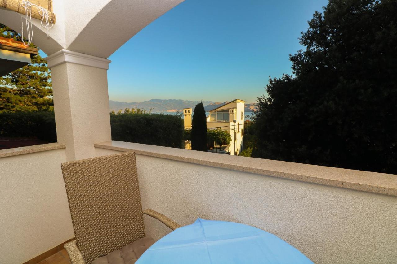 Apartments Blue And Green With Balcony Baska  Luaran gambar