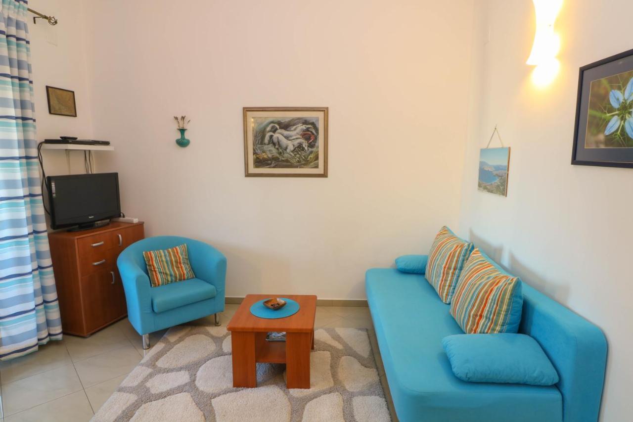 Apartments Blue And Green With Balcony Baska  Luaran gambar