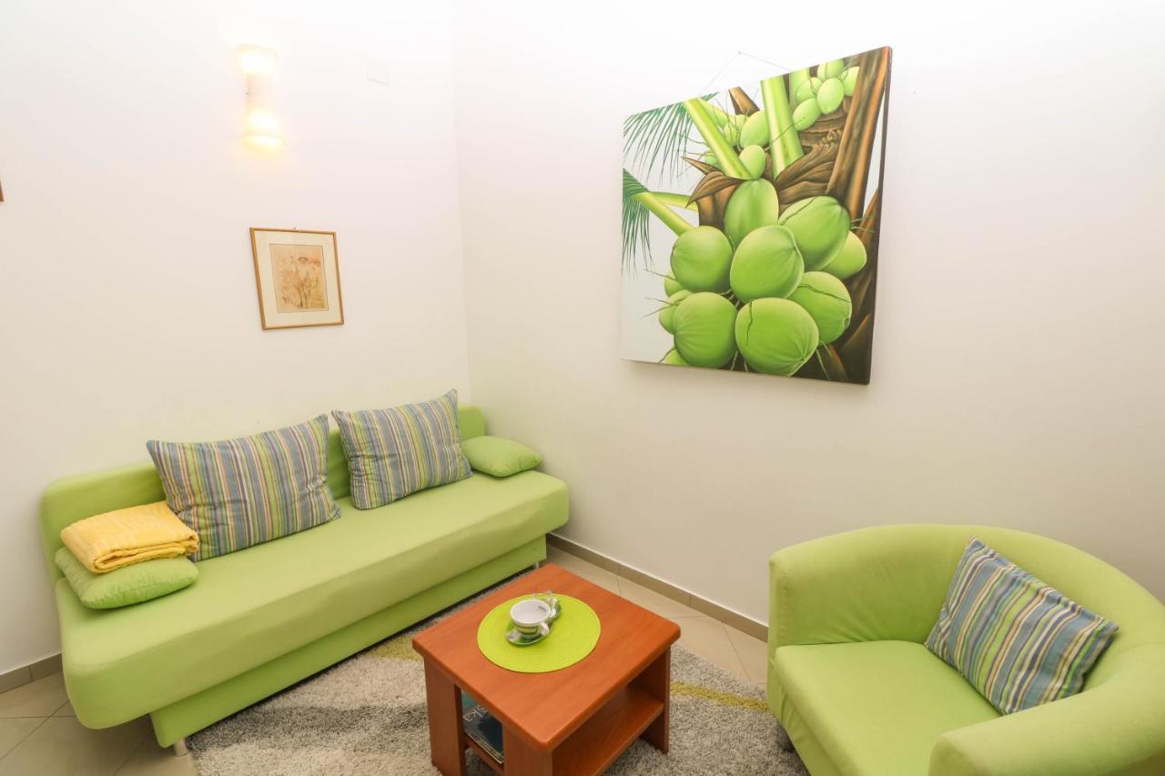 Apartments Blue And Green With Balcony Baska  Luaran gambar