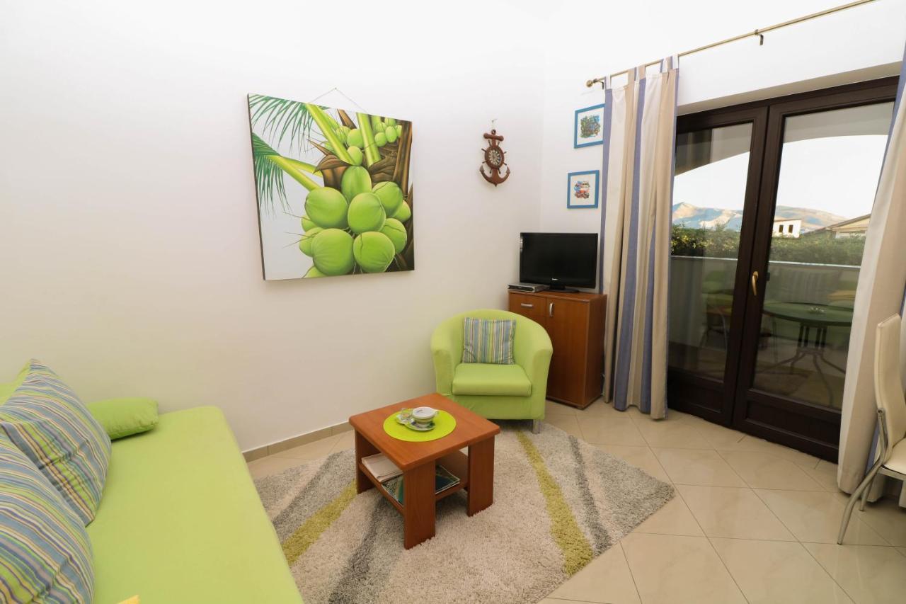 Apartments Blue And Green With Balcony Baska  Luaran gambar