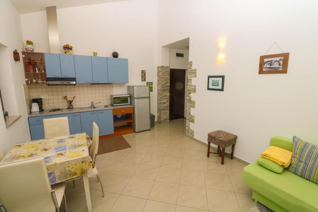 Apartments Blue And Green With Balcony Baska  Luaran gambar